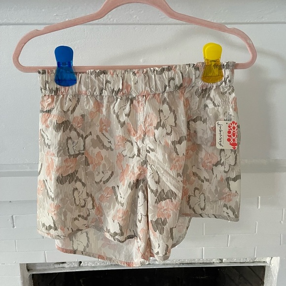 NWT FP Movement Free People In the Wild Shorts Printed XS - Picture 2 of 5